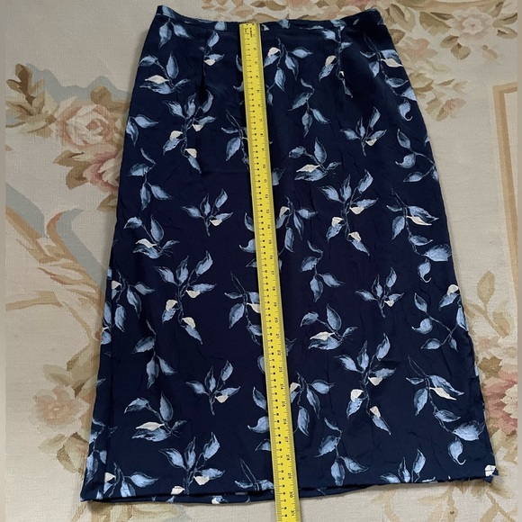 Large navy blue floral skirt - Picture 4 of 8